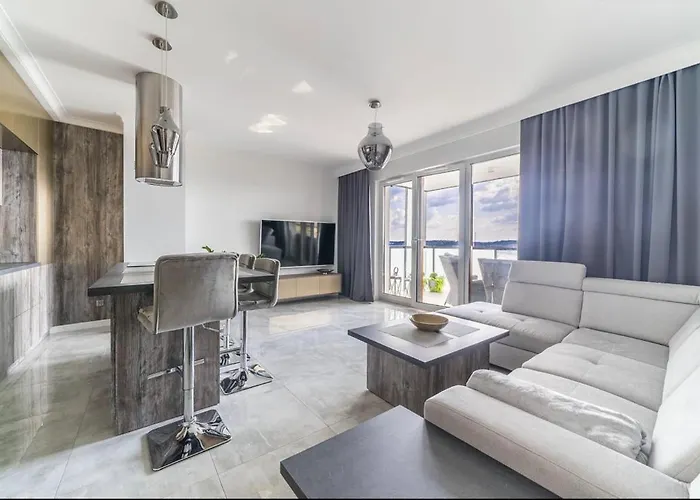 Apartmate- City View Comfy Apartment By The Sea & Free Gym